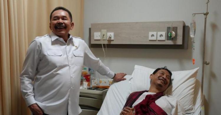 Jaksa Agung Jenguk Korban Pembacokan Di Medan Jaksa Agung ST Burhanuddin menjenguk pegawai Kejaksaan Agung Dymar Sasongko Kurniadi. Foto : Ist
