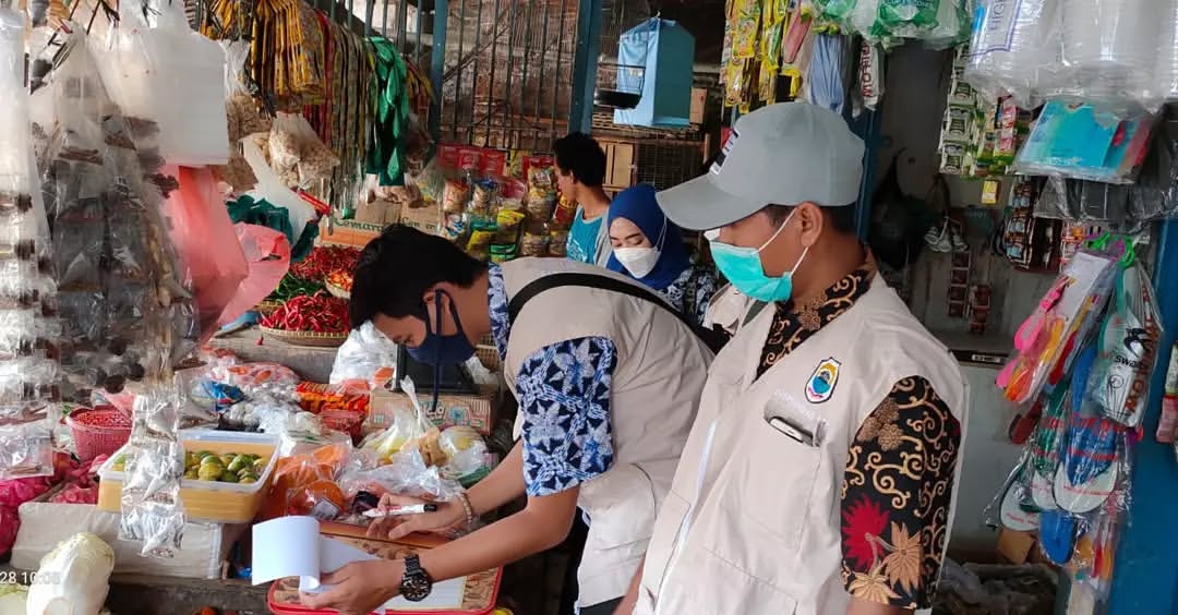 Jelang Iduladha, Harga Bahan Pokok Stabil Pihak Disperindag Lebak, sedang mengecek harga dan memeriksa bahan makanan di Pasar Kabupaten Lebak, beberapa waktu lalu
