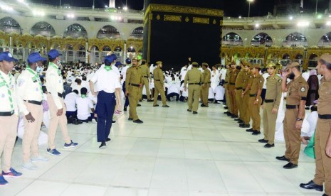 Pasukan khusus Arab Saudi tengah melakukan simulasi penanganan keamanan Masjidil Haram. Foto : Ist