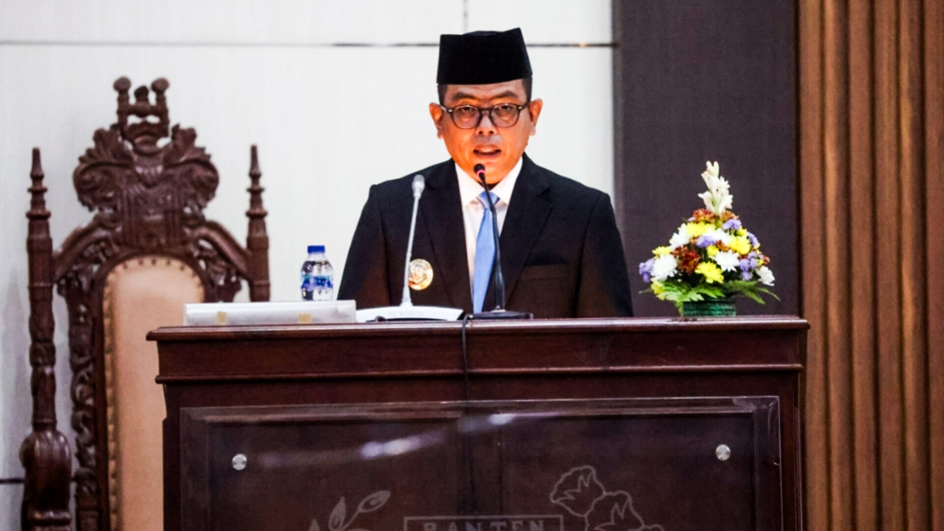 Gubernur Banten, Andra Soni saat menyampaikan Nota Pengantar Gubernur Banten mengenai Raperda Penambahan Penyertaan Modal ke Dalam Perseroan Terbatas Bank Pembangunan Daerah Banten (Perseroda) Tbk, dalam rapat paripurna yang digelar di Gedung DPRD Provinsi Banten, Selasa (27/5/2025) sore.(Istimewa)