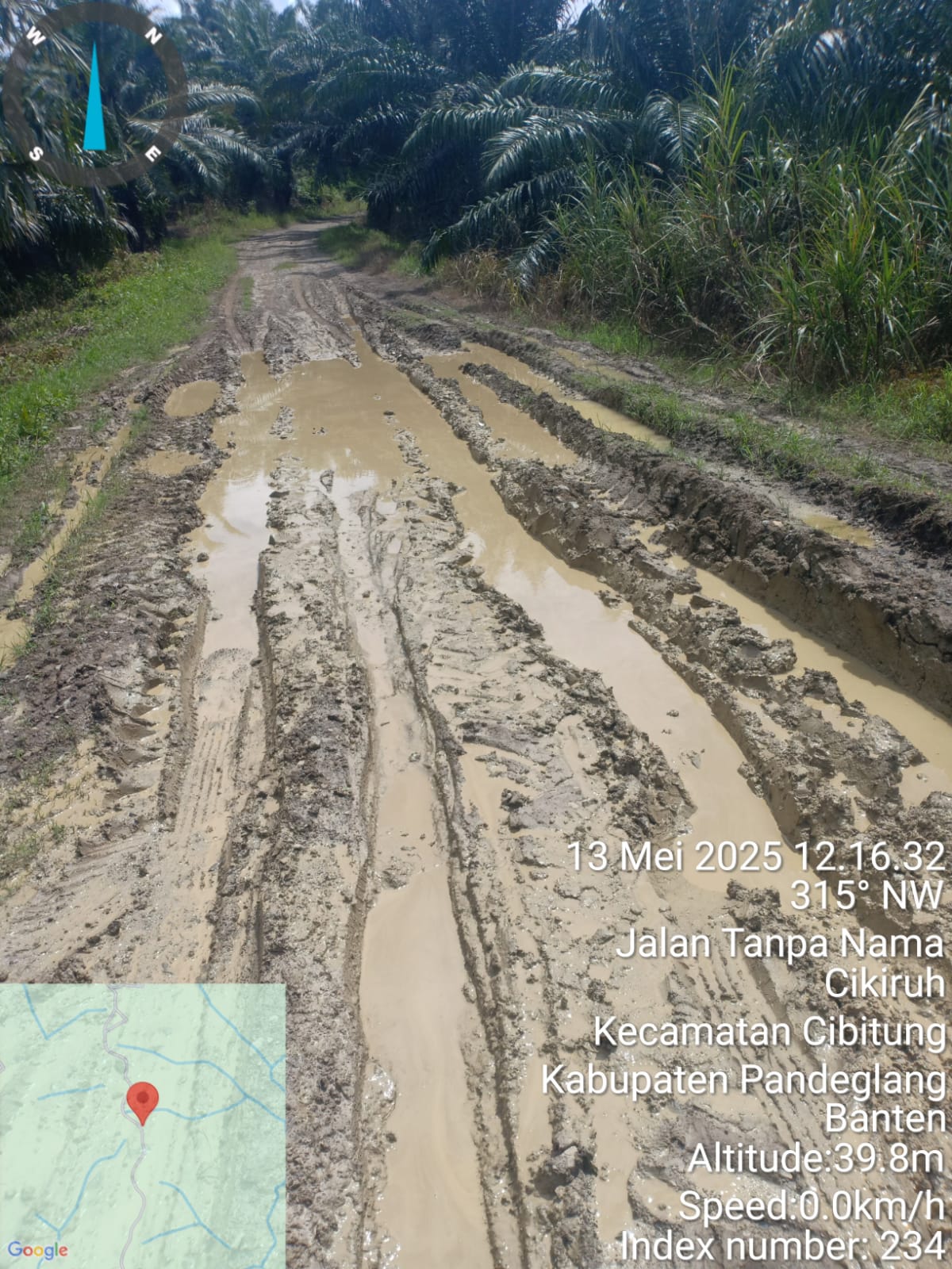 Kades Cikiruh Keluhkan Jonder PT. GAL yang Rusak Jalan Poros Desa Jalan poros desa di Desa Cikiruh, Kecamatan Cibitung, Kabupaten Pandeglang, yang kondisinya rusak.(Istimewa)