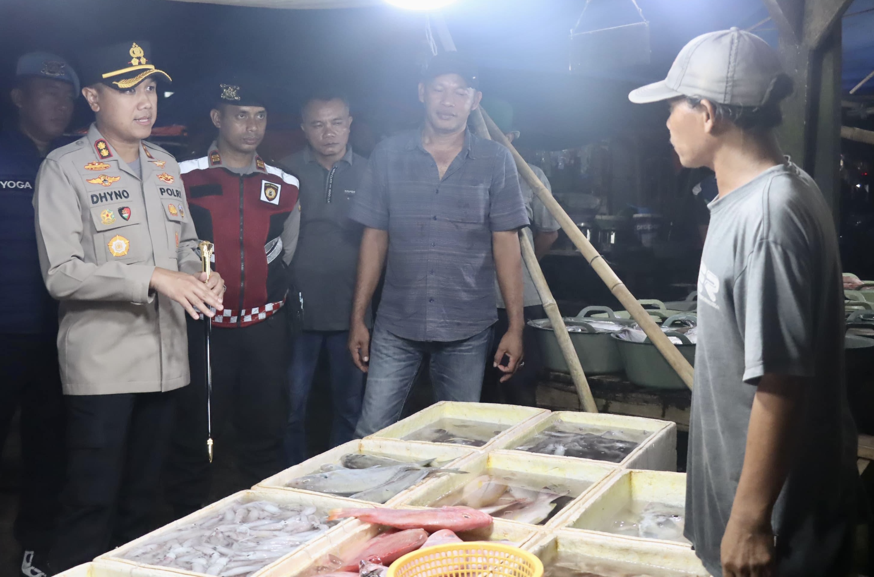 Kapolres AKBP Dhyno Siap Berantas Ormas Dan Preman Kapolres Pandeglang AKBP Dhyno Indra Setyadi didampingi jajarannya sedang berbincang-bincang dengan pedagang, saat melakukan patroli di kawasan kuliner Teluk, Kecamatan Labuan, beberapa waktu lalu.