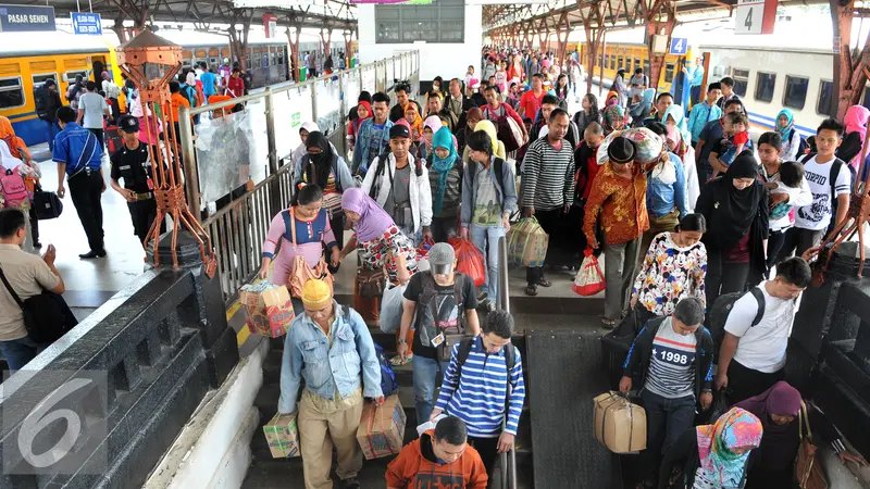 Kereta Api Jadi Primadona Saat Libur Panjang Suasana penumpang di Stasiun Senen. Foto : Ist