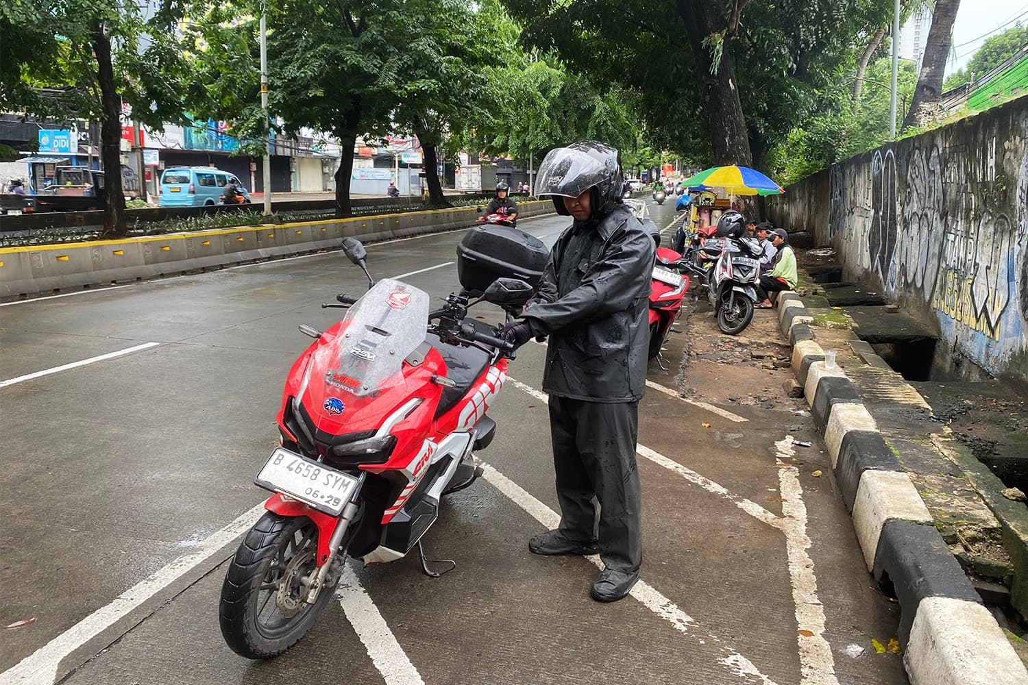 Kondisi Hujan Tantangan Bagi Pengendara Sepeda Motor, Pahami 5 Hal Ini Agar Tetap Aman Berkendara saat hujan perlu berbagai persiapan. (ist)