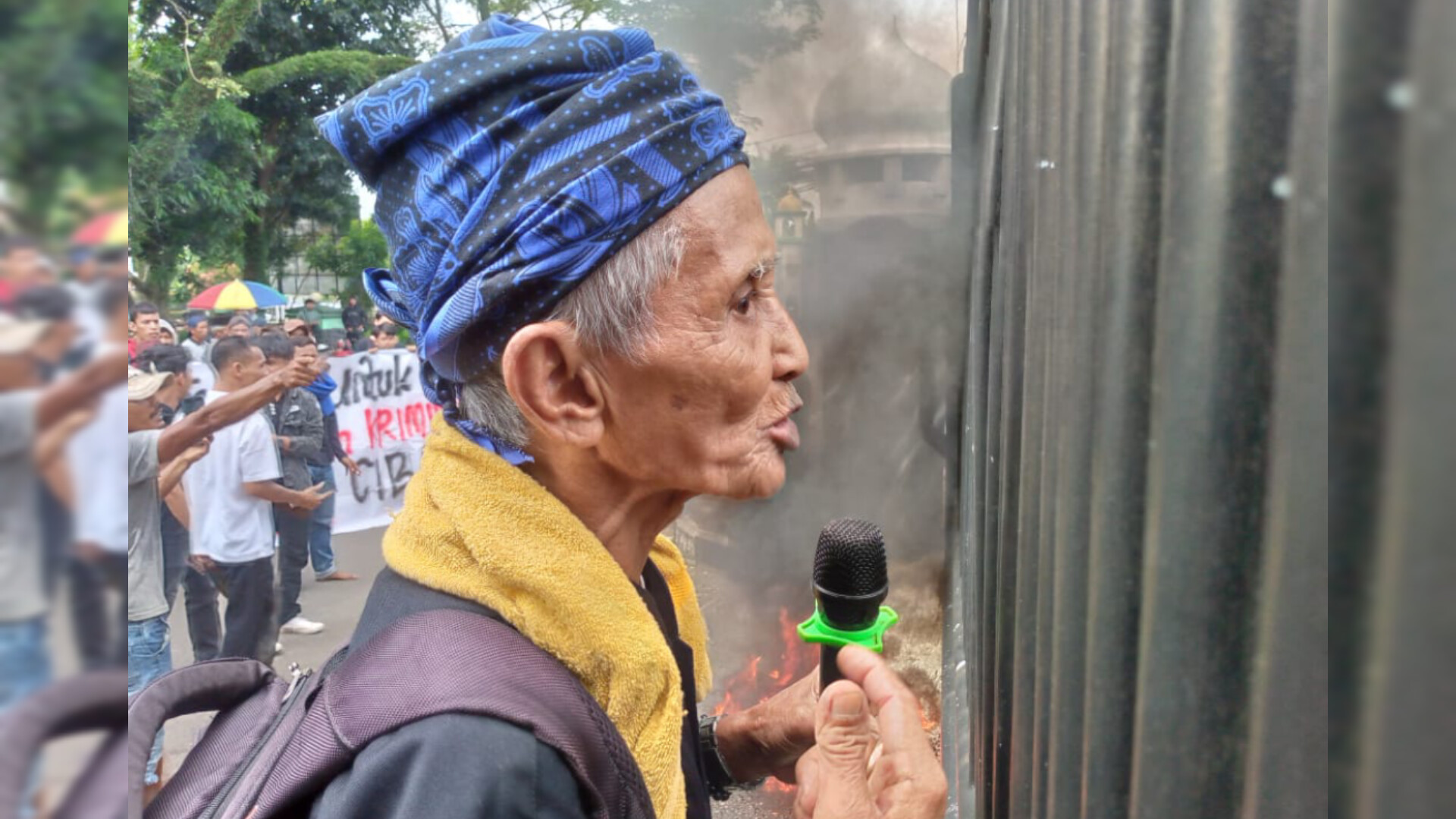 Abah Rais (82) menyampaikan aspirasi atas konflik agraria yang terjadi di Kecamatan Cibaliung, di depan Gedung DPRD Pandeglang, Kamis (8/5/2025). (TangselPos/Ari Supriyadi)