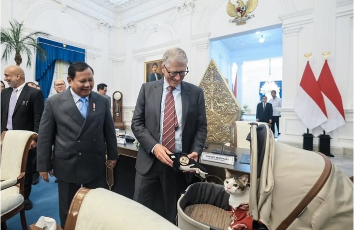 Kucing Bobby Kertanegara Dapat Hadiah Boneka Dari Bill Gates Pengusaha AS Bill Gates memberikan hadiah boneka kepada Bobby Kertanegara kucing kesayangan Presiden Prabowo. Foto : Ist