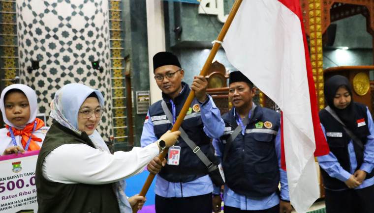 Lepas 393 Jamaah Calon Haji Intan Minta Jamaah Jaga Kesehatan Selama Di Tanah Suci SIMBOLIS. Wakil Bupati Tangerang, Intan Nurul Hikmah, secara simbolis melepas dan memberangkatan 393 orang jamaah calon haji gelombang kedua kloter 11 JKG asal Kabupaten Tangerang tahun 2025. Foto : Ist