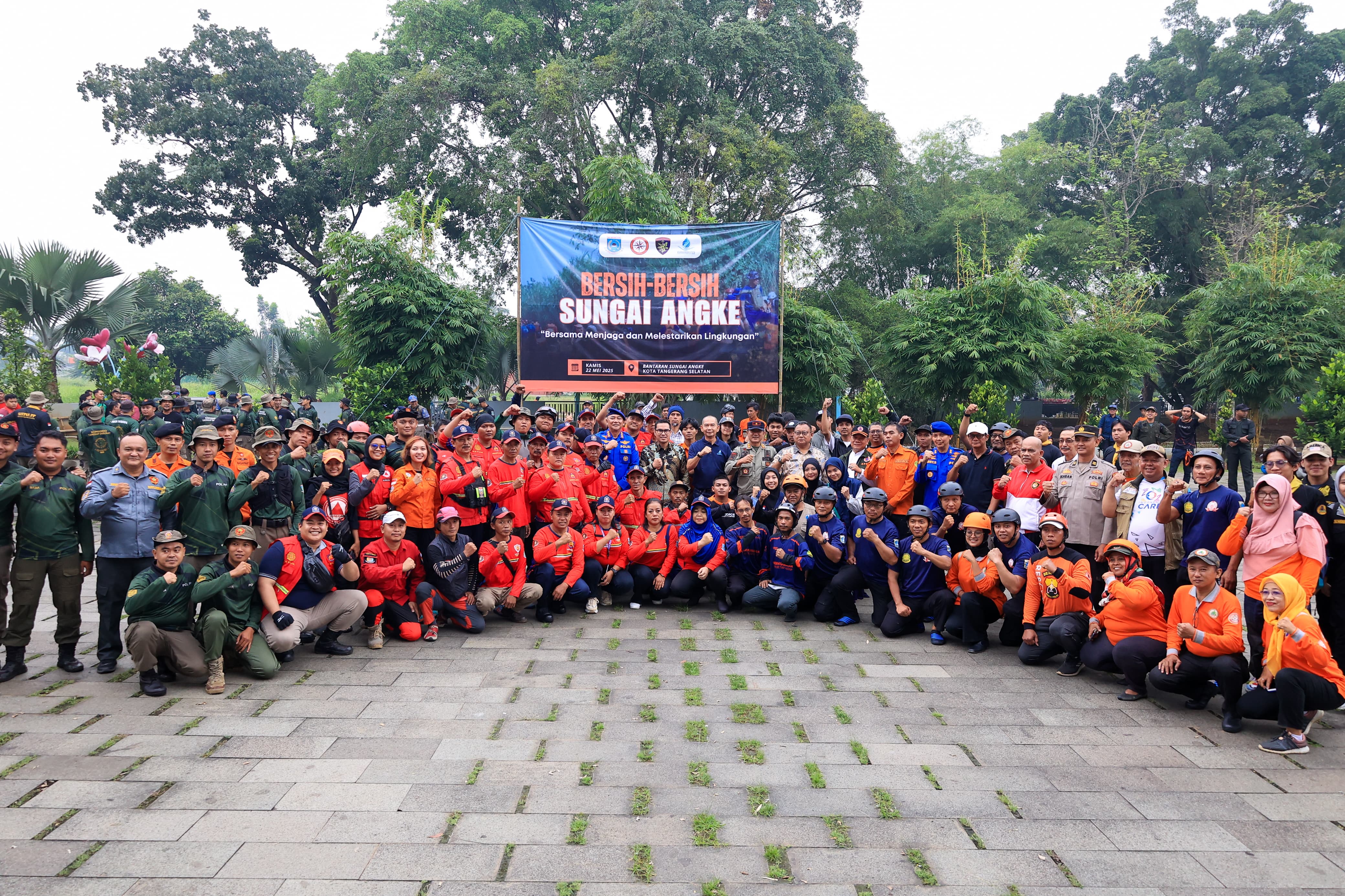 Libatkan 400 Orang, Perseroda PITS Gelar Aksi Bersih-bersih di Sepanjang Aliran Kali Angke Foto : Ist