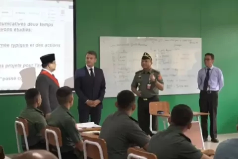Macron Tinjau Kelas Bahasa Prancis di Akmil Magelang Foto : Ist
