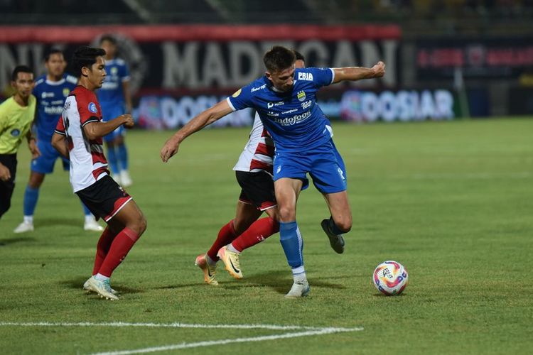 Mateo Kocijan Bangga Bergabung Bersama Maung Bandung Gelandang Persib Mateo Kocijan saat beraksi di lapangan hijau. Foto : Ist