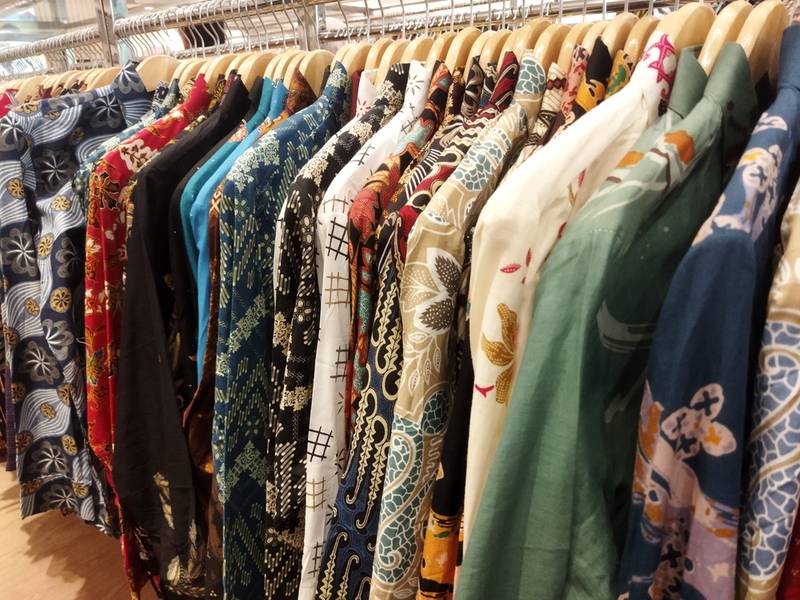 Mendag: ASN Wajib Pakai Produk Lokal Setiap Hari Kamis Baju batik buatan Indonesia. Foto: Ist