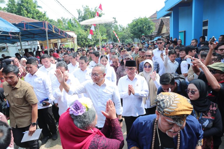 Menteri Merah Putih & Gubernur Banten Kompak Dukung Desa Ekspor Di Pandeglang Menko Pangan Zulkifli Hasan saat mengunjungi Desa Ekspor Ikan Mas Koki di Desa Kartasana, Kecamatan Pagelaran, Kabupaten Pandeglang. Foto : Ist