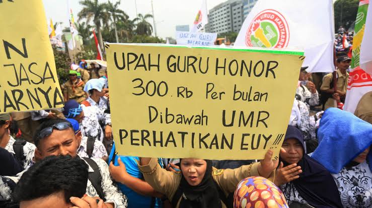 Miris, 215 Guru Honorer Tak Terima Tunjangan Sertifikasi Para guru honorer sedang melakukan unjuk rasa, menuntut kepada pemerintah agar memperhatikan upahnya, beberapa waktu lalu
