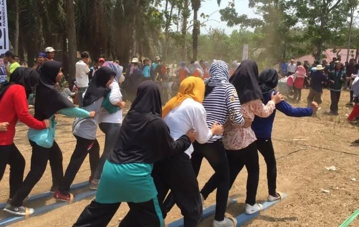 Olahraga Tradisional Butuh Perhatian Para pelajar sedang melakukan olahraga tradisional terompah panjang atau bakiak, saat mengikuti perlombaan yang digagas Kormi Pandeglang, beberapa waktu lalu.