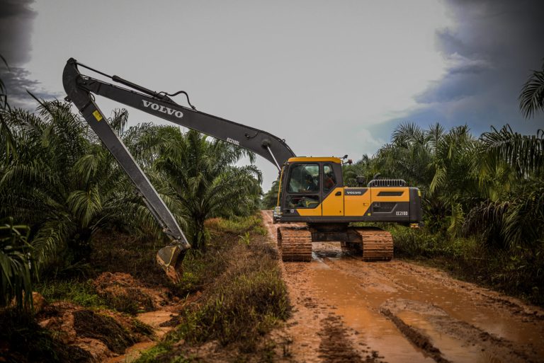 Operator Ekskavator Dikeroyok Warga di Cengkareng saat Masuk Lahan Kosong Ilustrasi. Foto : Ist
