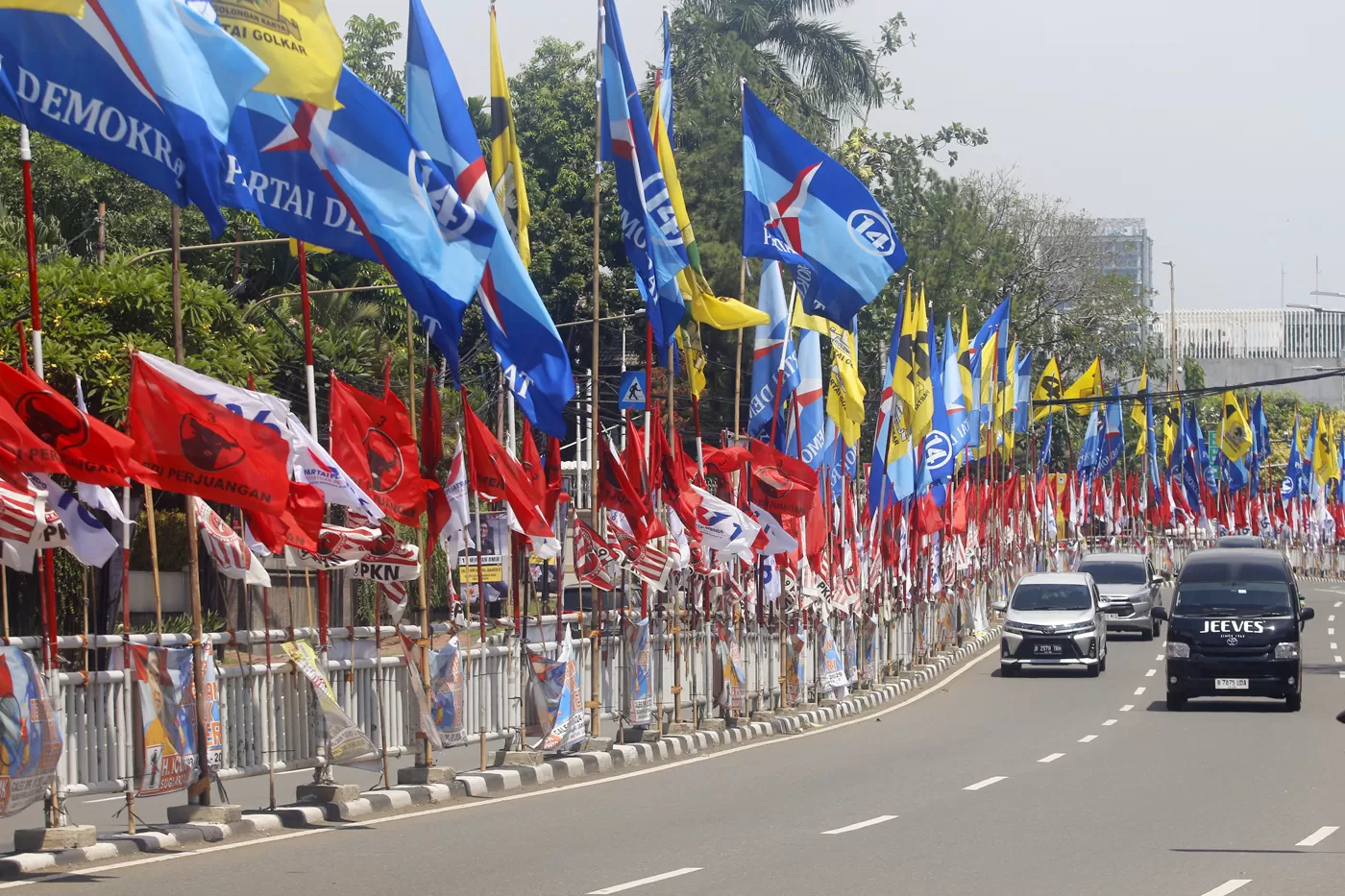Ormas Boleh Buat Badan Usaha, Kenapa Parpol Tidak? Bendera Parpol. Foto : Ist
