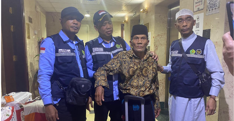 Paspor Ketinggalan di Indonesia, Kakek Hanafi Sempat Tertahan 30 Jam di Bandara Madinah Kakek Hanafi jamaah asal Lombok, NTB sempat tertahan di Bandara Madinah karena paspornya tertinggal. Foto : Ist