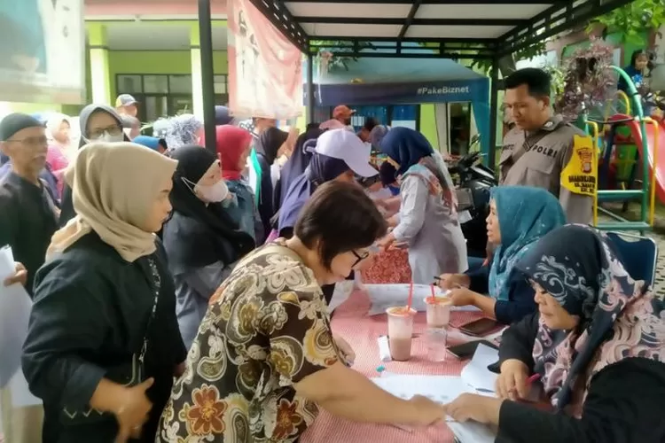 Pemerintah Bikin Rakyat Happy Warga sedang antri untuk mengambil Bsnsos. Foto : Ist