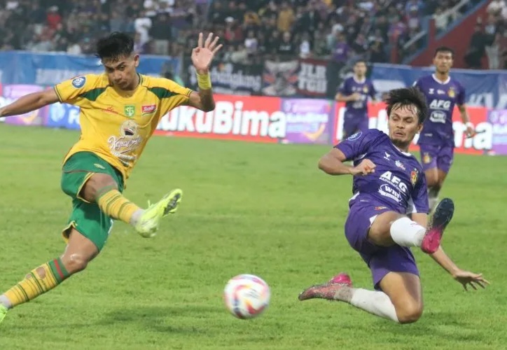 Persib Bandung Lebih Cepat Rayakan Gelar Juara Laga Persebaya vs Persik bermain di Stadion Brawijaya, Kediri. Foto : Ist