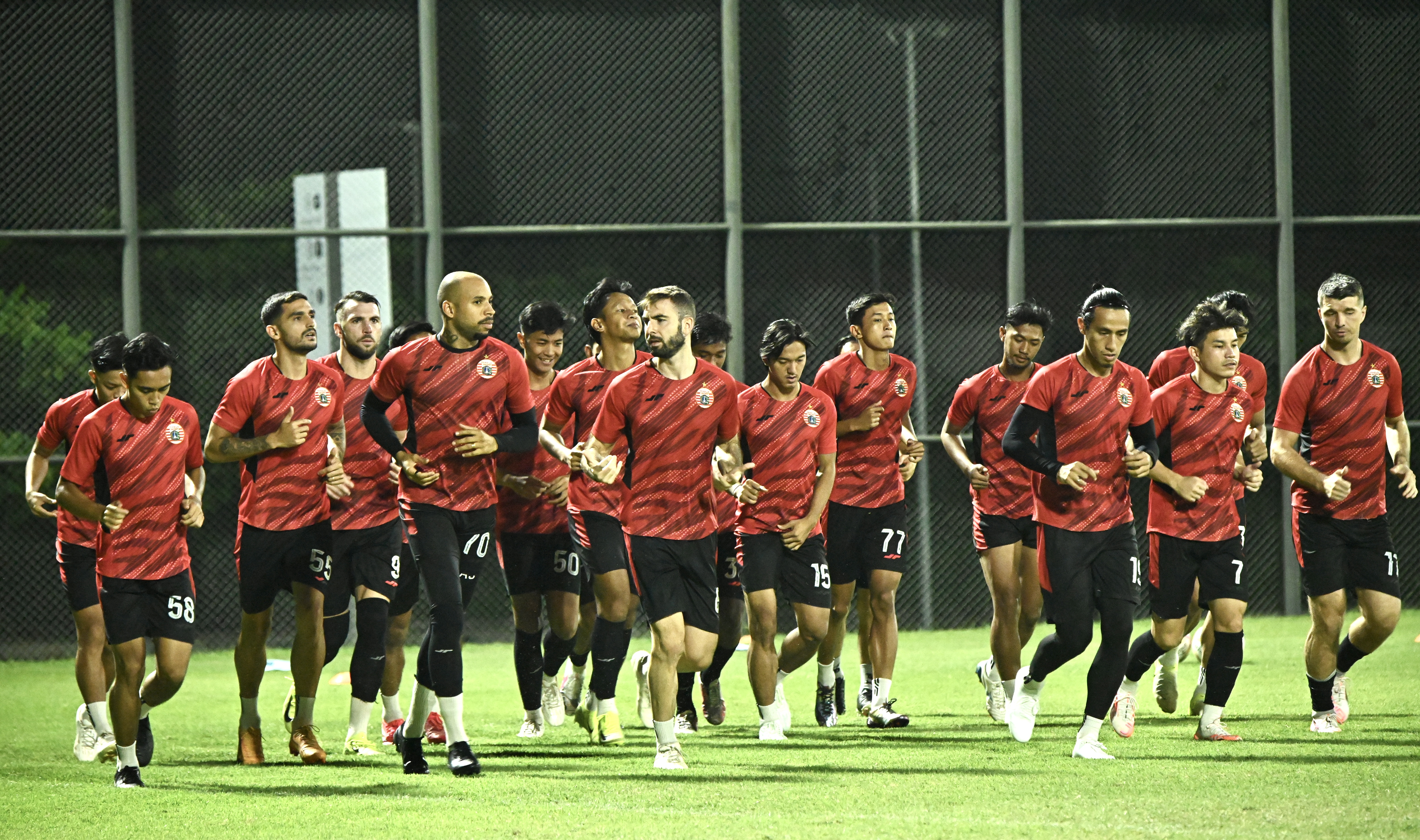 Persija Pecat Pelatih Carlos Pena Skuad Persija. Foto : Ist