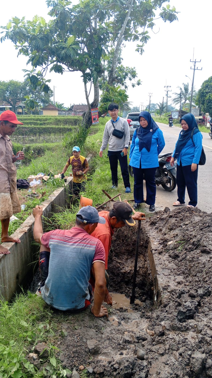 Pegawai Perumdam Tirta Berkah Pandeglang, tengah melakukan perbaikan pipa yang bocor.(Istimewa)