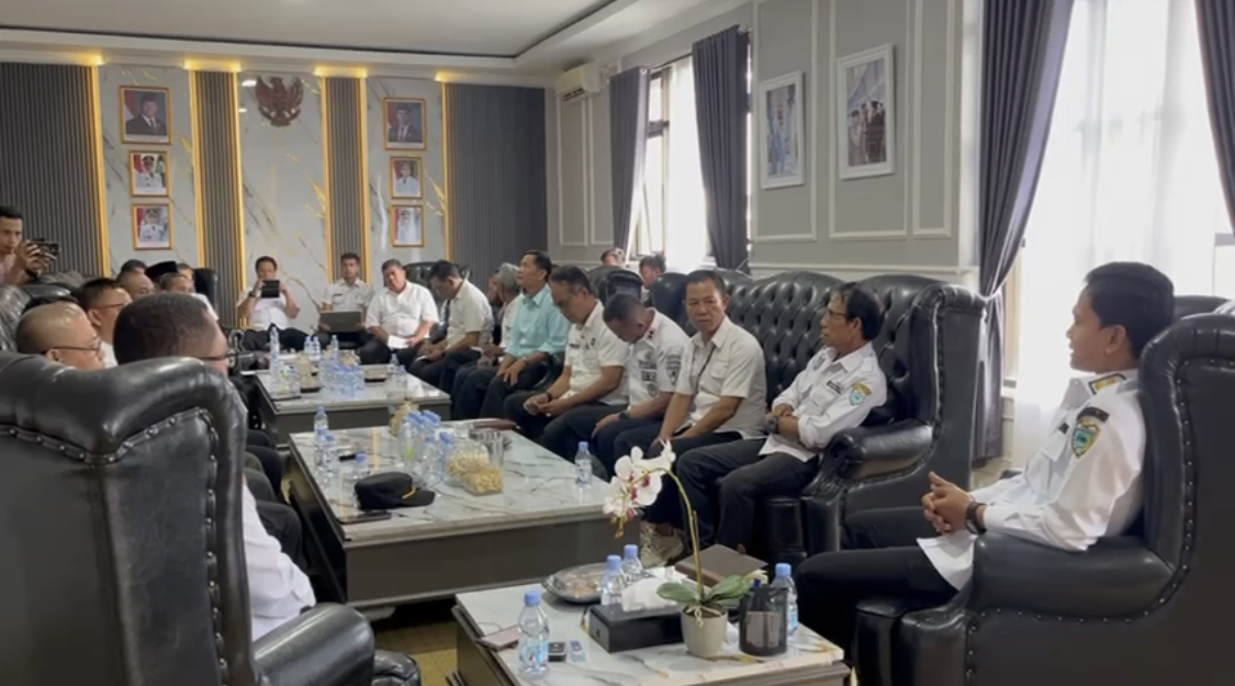 Petani Penggarap Di Cibaliung Rebutan Tanah Negara Wabup Pandeglang, Iing Andri Supriadi sedang rapat persoalan konflik agraria atau lahan Perhutani di Kecamatan Cibaliung, Kabupaten Pandeglang, bersama para pihak terkait, di kantor Wabup Pandeglang, Rabu (14/5).