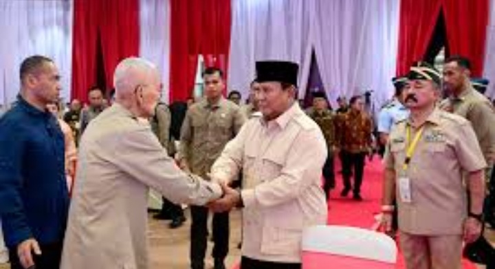Presiden Prabowo menyapa Mantan Wapres Tri Sutrisno pada acara Halal Bi Halal Purnawirawan. Foto : Ist