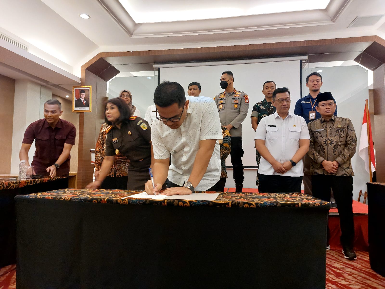 Pilar Tegaskan Tidak Ada Praktik Titipan Dalam SPMB Penandatanganan pakta integritas yang diikuti oleh jajaran pemerintah dan Forum Komunikasi Pimpinan Daerah (Forkopimda) ini berlangsung kawasan Serpong, Rabu (28/5/2025). (Ist)