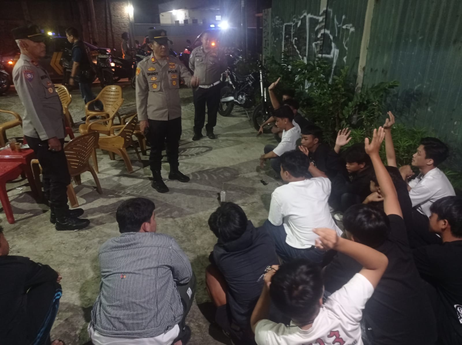 Polisi Amankan Belasan Remaja Sedang Tenggak Miras Polsek Cisauk amankan belasan remaja konsumsi miras di Setu, Minggu (25/5)