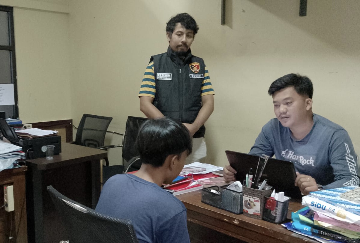 Polisi Amankan Remaja Pelaku Pelecehan Seksual Pihak Unit PPA Satreskrim Polres Pandeglang, sedang melakukan pemeriksaan terhadap pelaku F, di ruang kerjanya, Minggu (25/5).