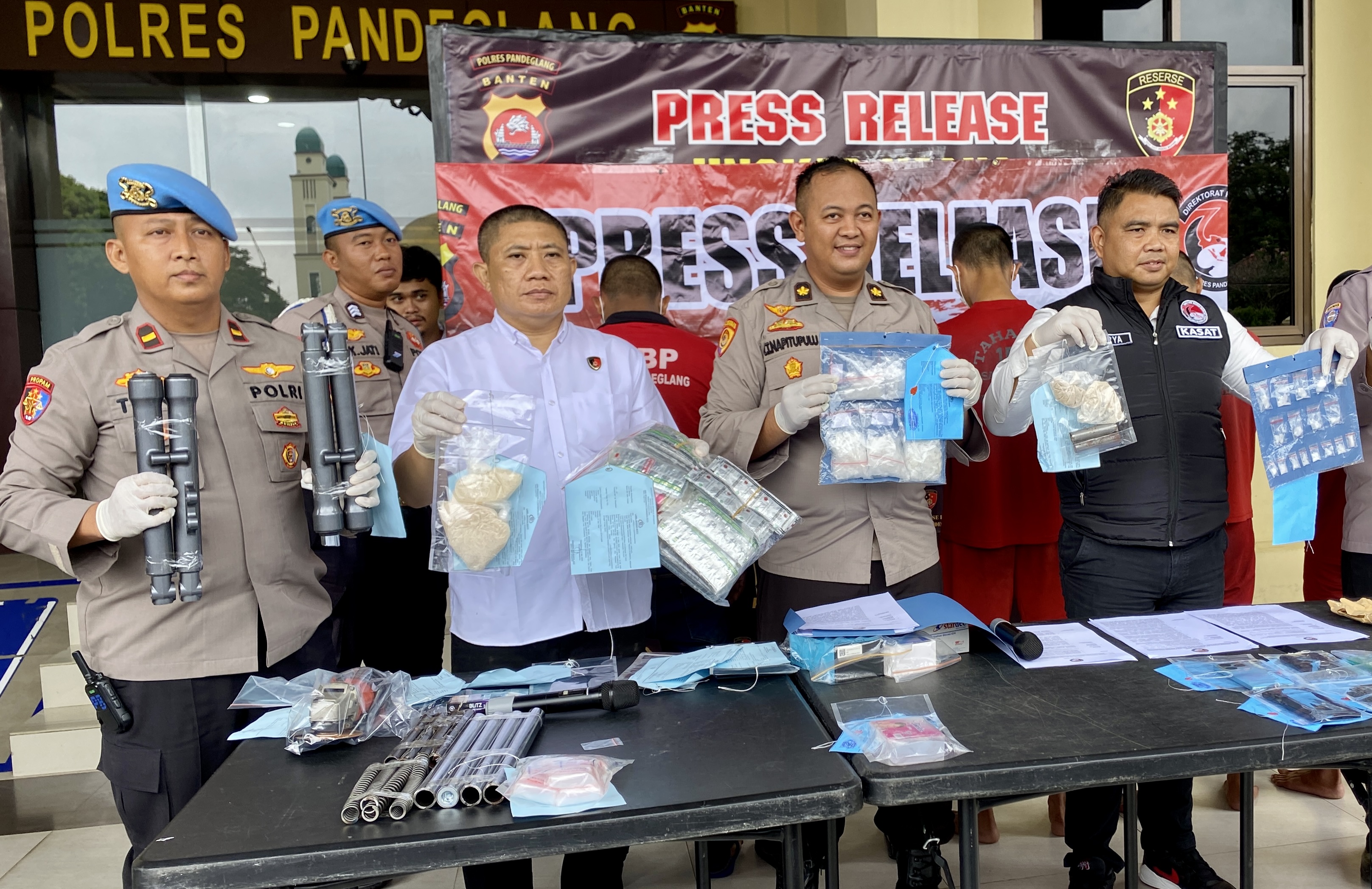 Polisi Gagalkan Peredaran Sabu Dari Malaysia Pihak Polres Pandeglang sedang menunjukan barang bukti hasil penangkapan dari tangan para pelaku pengedar sabu-sabu, saat press release di halaman Polres Pandeglang, Senin (26/5).