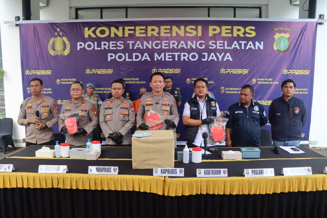 Polres Tangsel Tangkap Pelaku Pembunuhan di Pamulang Kapolres Tangsel AKBP Victor D.H. Inkiriwang saat memimpin konferensi pers ungkap kasus pembunuhan di Pamulang. Foto : Ist