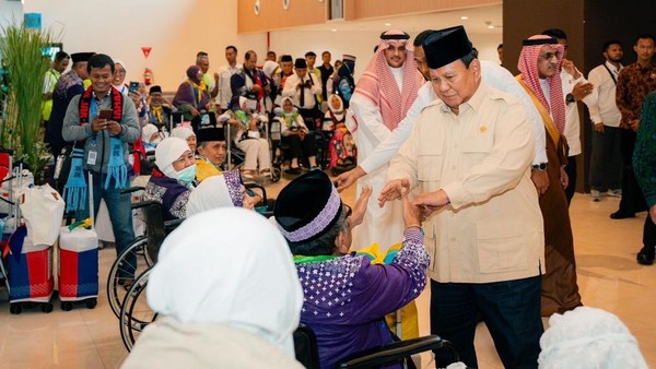 Prabowo Jawab Keluhan Umat, Gagas Pembangunan Kampung Haji Di Makkah Arab Saudi Presiden Prabowo menyapa Jamaah Haji saat peresmian Terminal 2F sebagai terminal khusus Haji. Foto : Ist