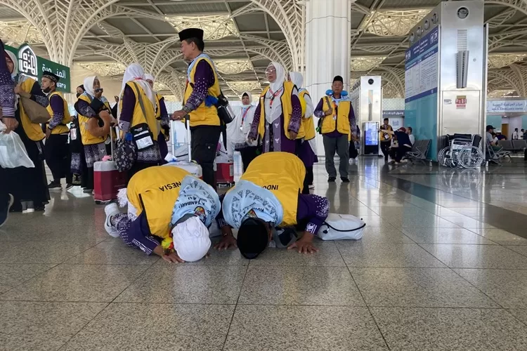 Presiden Prabowo Ingin Tekan Biaya ONH, Bisakah Lebih Murah Lagi? Sujud syukur jamaah haji Indonesia telah sampai di Madinah. Foto : Ist