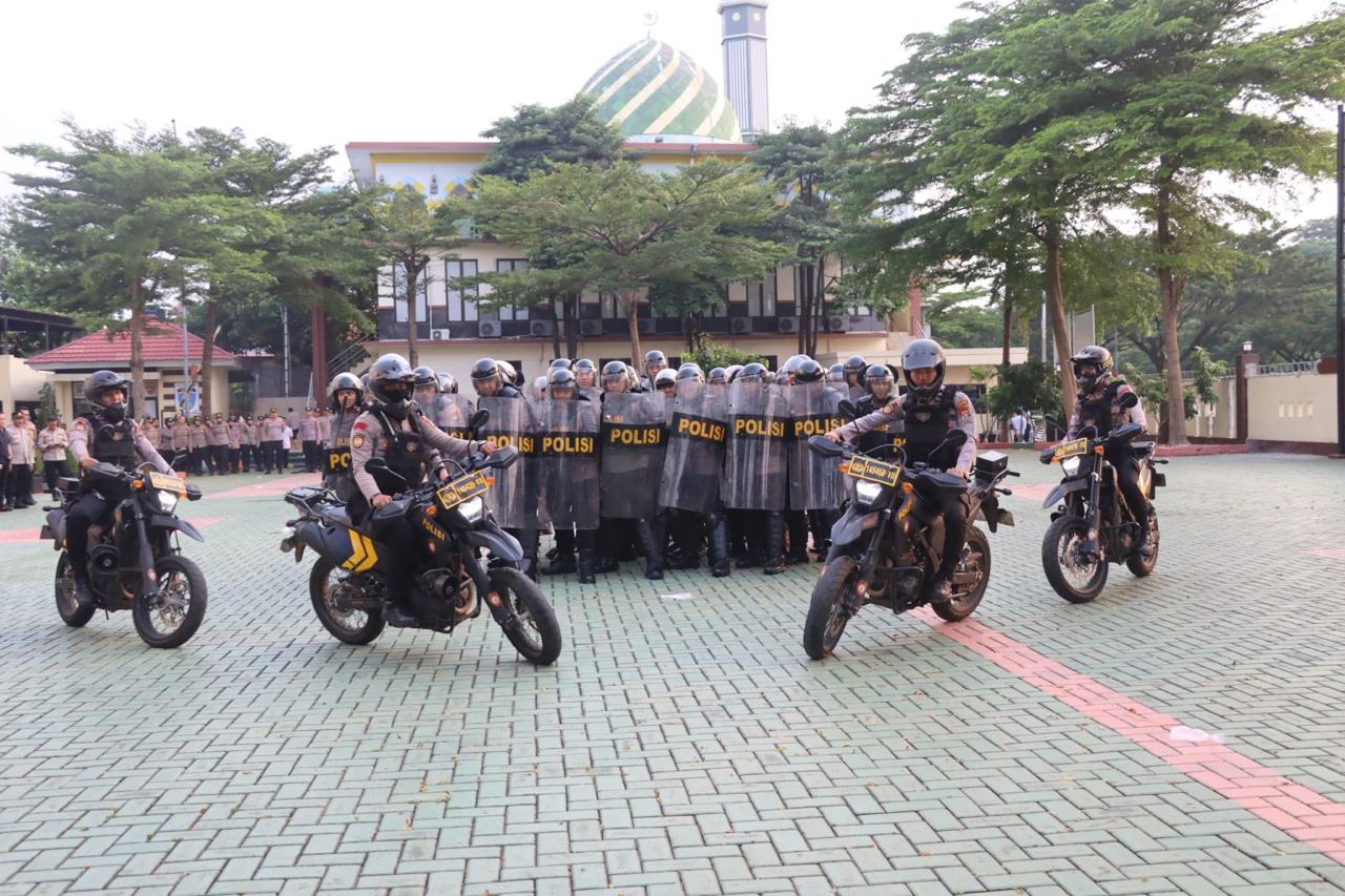 Ratusan Personel Polres Simulasi Pengendalian Massa Polres Tangsel gelar latihan pengamanan di wilayah hukum Polres Tangsel.