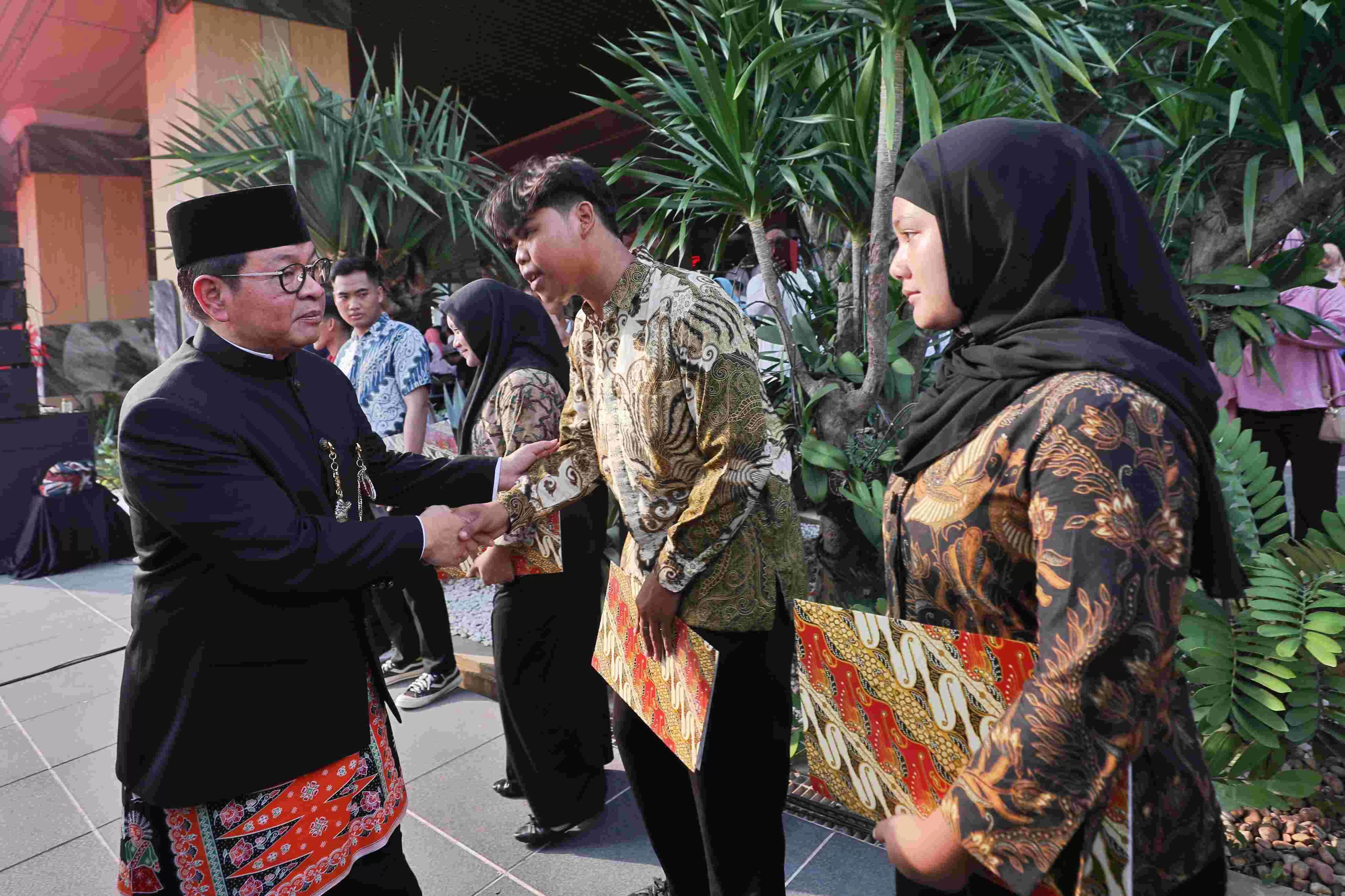 Ribuan Ijazah Pelajar Jakarta Masih Tertahan Di Sekolah Gubernur DKI Jakarta Pramono Anung saat menyerahkan pemutihan Ijazah. Foto : Ist