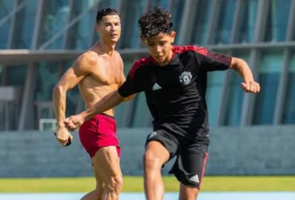 Ronaldo Happy Banget Sang Putra Masuk Timnas U-15 Portugal Sesi latihan Cristiano Ronaldo bersama putranya. Foto : Ist