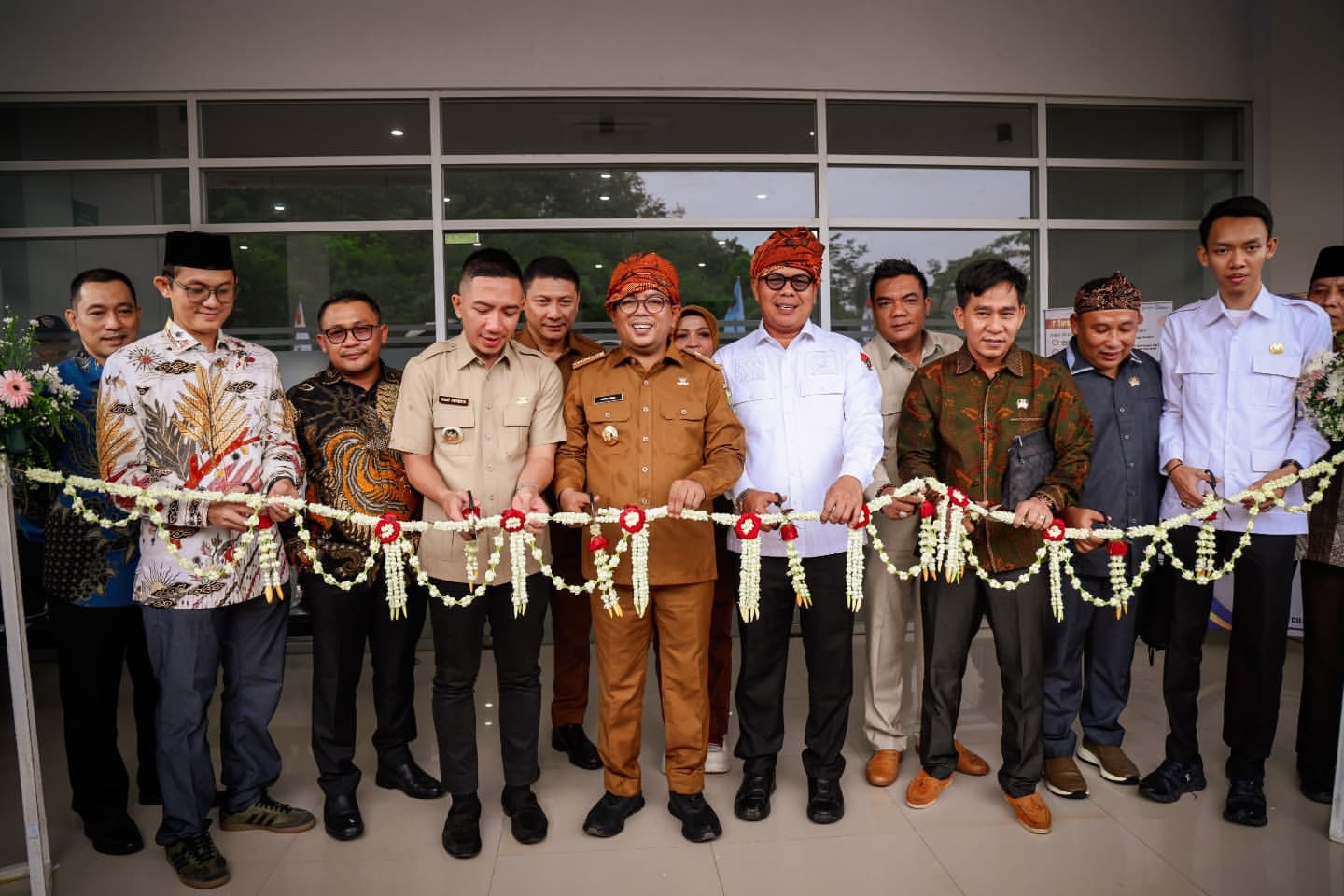 RSUD Cilograng Diberi Nama Uwes Qorny Gubernur Banten Andra Soni, didampingi jajarannya dan para tamu undangan lainnya, telah meresmikan RSUD Uwes Qorny Cilograng dengan simbolis menggunting bunga melati, Senin (26/5)