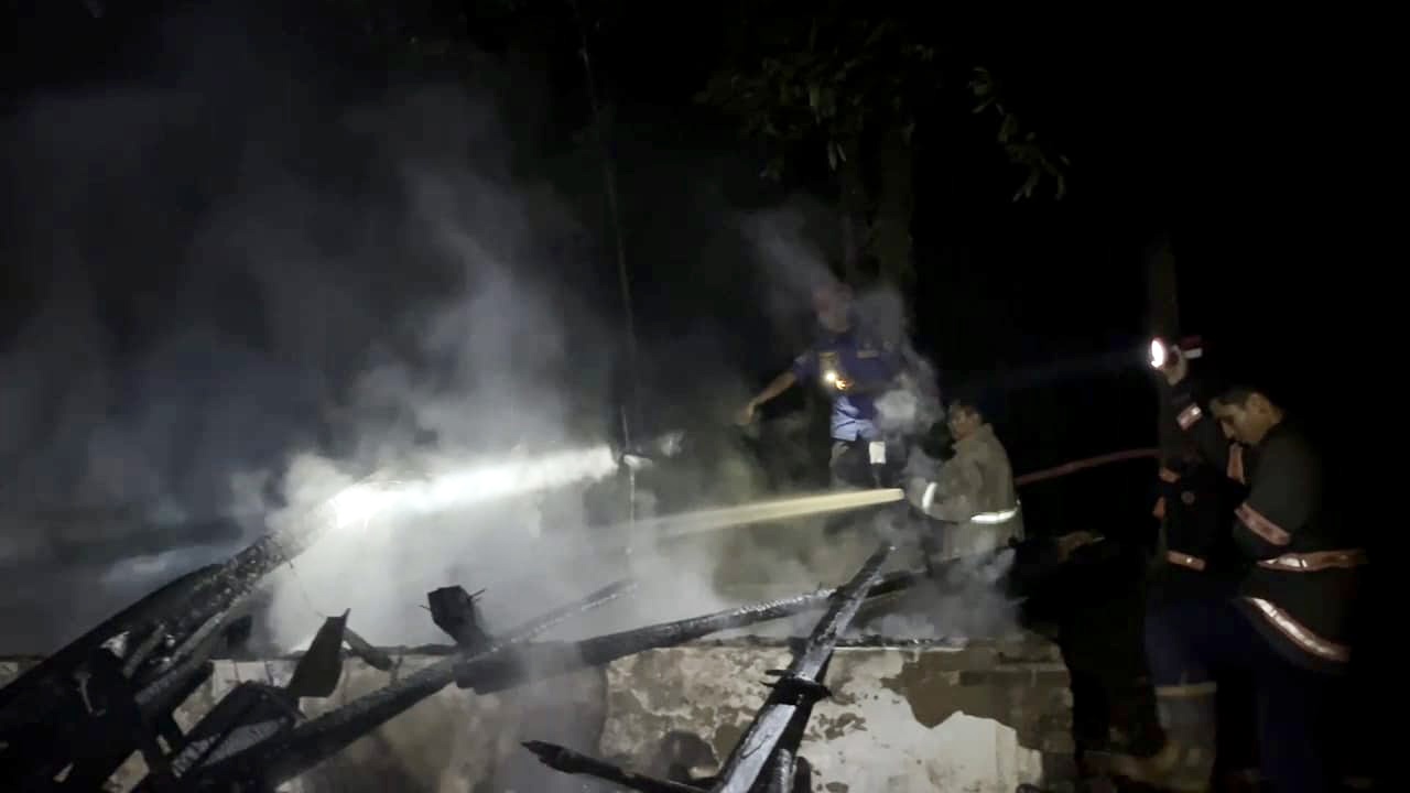 Rumah Semi Permanen Ludes Terbakar Damkar Lebak saat memadamkan api di Kampung Pasir Tangkil, Desa Bangkonol, Kecamatan Koroncong, Kabupaten Pandeglang, kemarin malam.