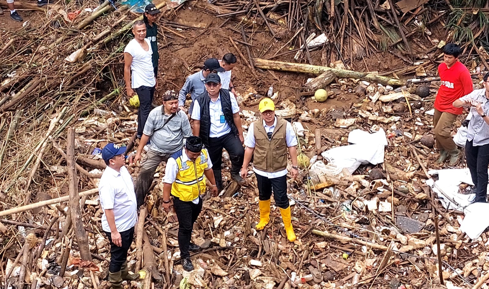 Sampah Menumpuk Hingga Tutupi Aliran Kali Angke, Pemkot Langsung Terjun Lakukan Pengangkutan Foto : Ist
