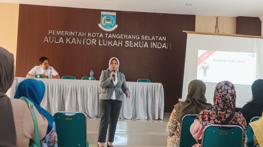 Seruni Gelar Pelatihan Public Speaking Bimbingan dari Rezki Rochmawati, seorang pakar public speaking, di Aula Kantor Kelurahan Serua Indah, Ciputat, Tangsel, Sabtu (31/5). (tangselpos.id/lim)