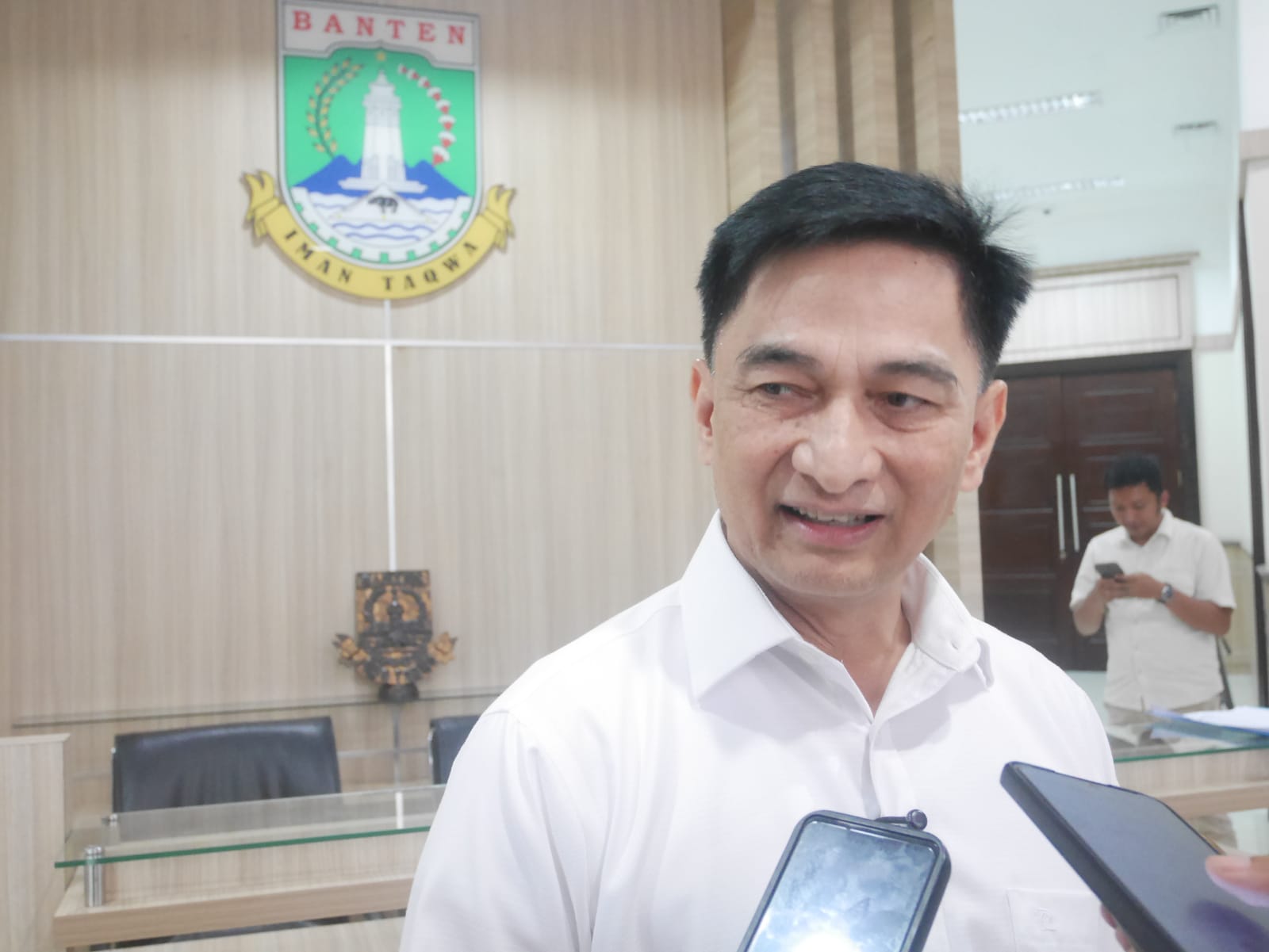 Siap-siap, Siswa Nakal di Banten Bakal Dikirim ke Barak Militer Wakil Gubernur Banten, Achmad Dimyati Natakusumah, saat diwawancara di Pendopo Gubernur di KP3B, Kota Serang, Rabu (14/5/2025).(Ari Supriadi-tangselpos.id)