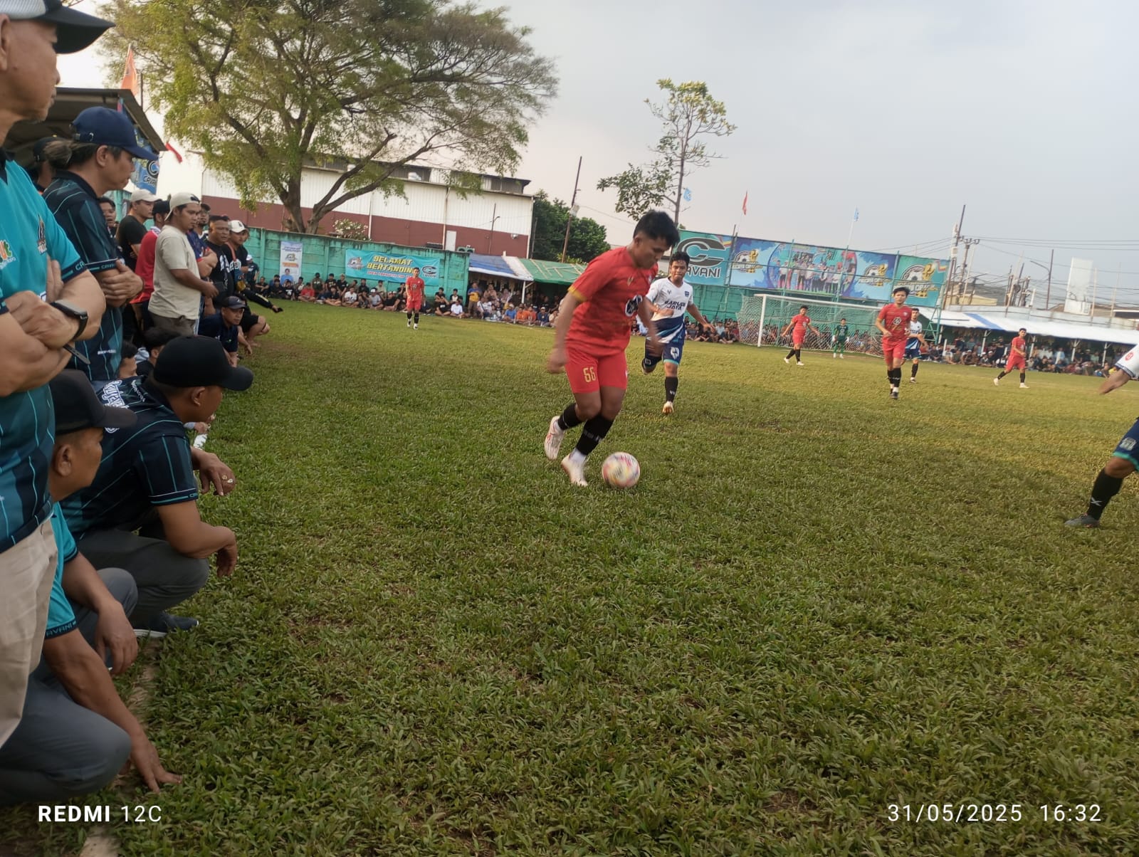 Stok Pemain Melimpah, GS Castuba Usir Musafir Penyerang GS Castuba mendrible bola. (ist).