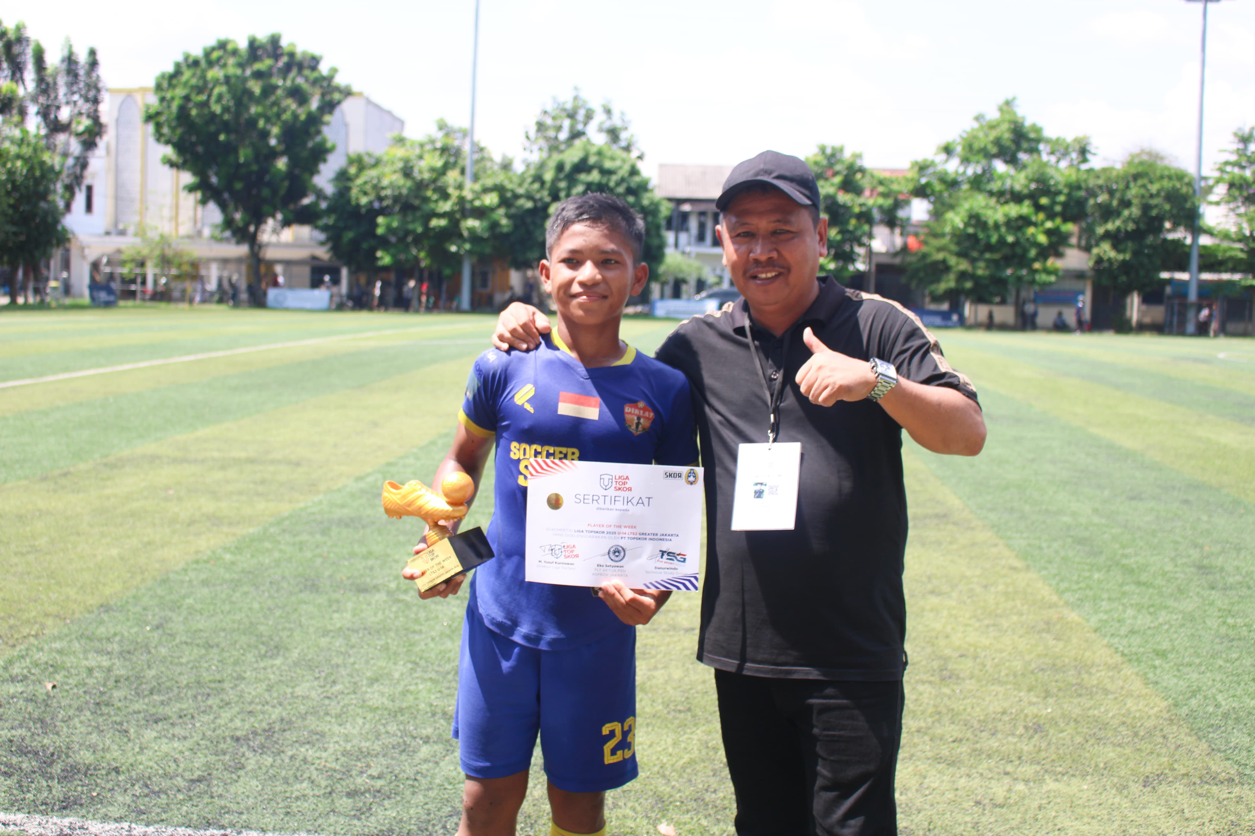Striker SSB Diklat Pakujaya Raih Gelar The Best Player Liga Top Skor Azka Al Ghiffari alias Mekel mendapat gelar pemain terbaik pekan ke-9 Liga Top Skor didampingi pembina SSB Diklat Pakujaya, M Toha. (ist)