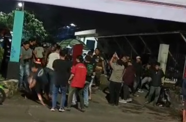 Suara Tembakan Menggelegar, Puluhan Anggota Ormas Diangkut saat Bentrok Masalah Parkir Foto : Ist