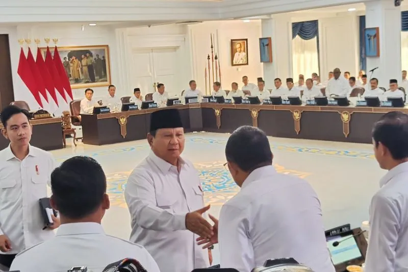 Surat Pengunduran Belum Diteken, Hasan Nasbi Masih Ikut Rapat Kabinet Presiden Prabowo saat berjabat tangan dengan Hasan Nasbi di Sidang Kabinet Senin (5/5/25). Foto : Ist