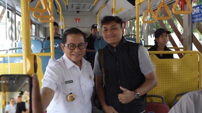 Survei Indikator: Warga Jakarta Puas Kerja Pram-Rano Gubernur Pramono Anung naik Transjakarta untuk berangkat ke Balaikota setiap hari Rabu. Foto : Ist