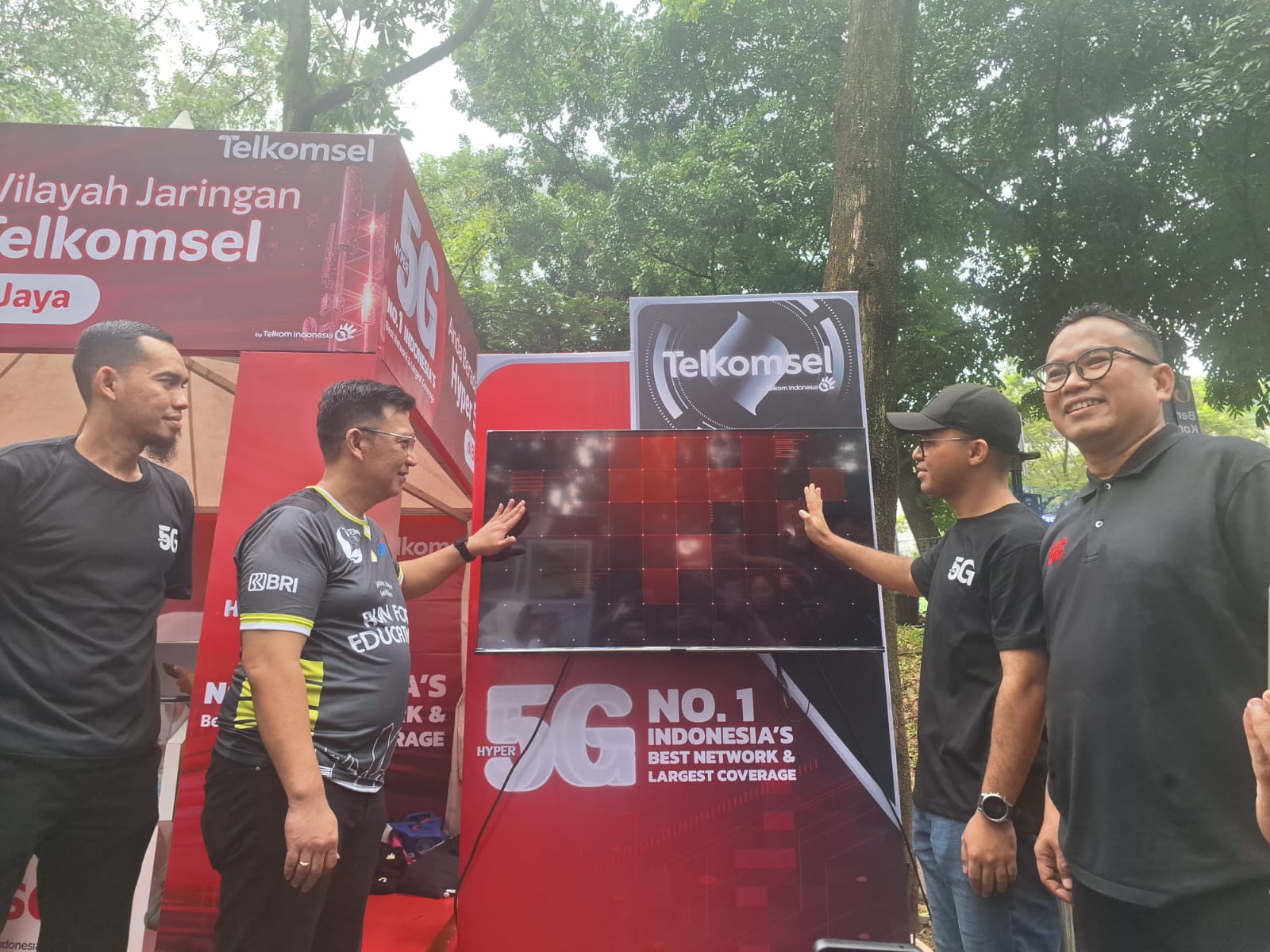 Telkomsel Luncurkan Hyper 5G, Kecepatan Bisa Mencapai 300 Mbps Telkomsel meluncurkan jaringan Hyper 5G di Bintaro Jaya, Kota Tangerang Selatan, Minggu (25/5/2025). (YULIAWATI SARIPUDIN-TANGSEL POS)