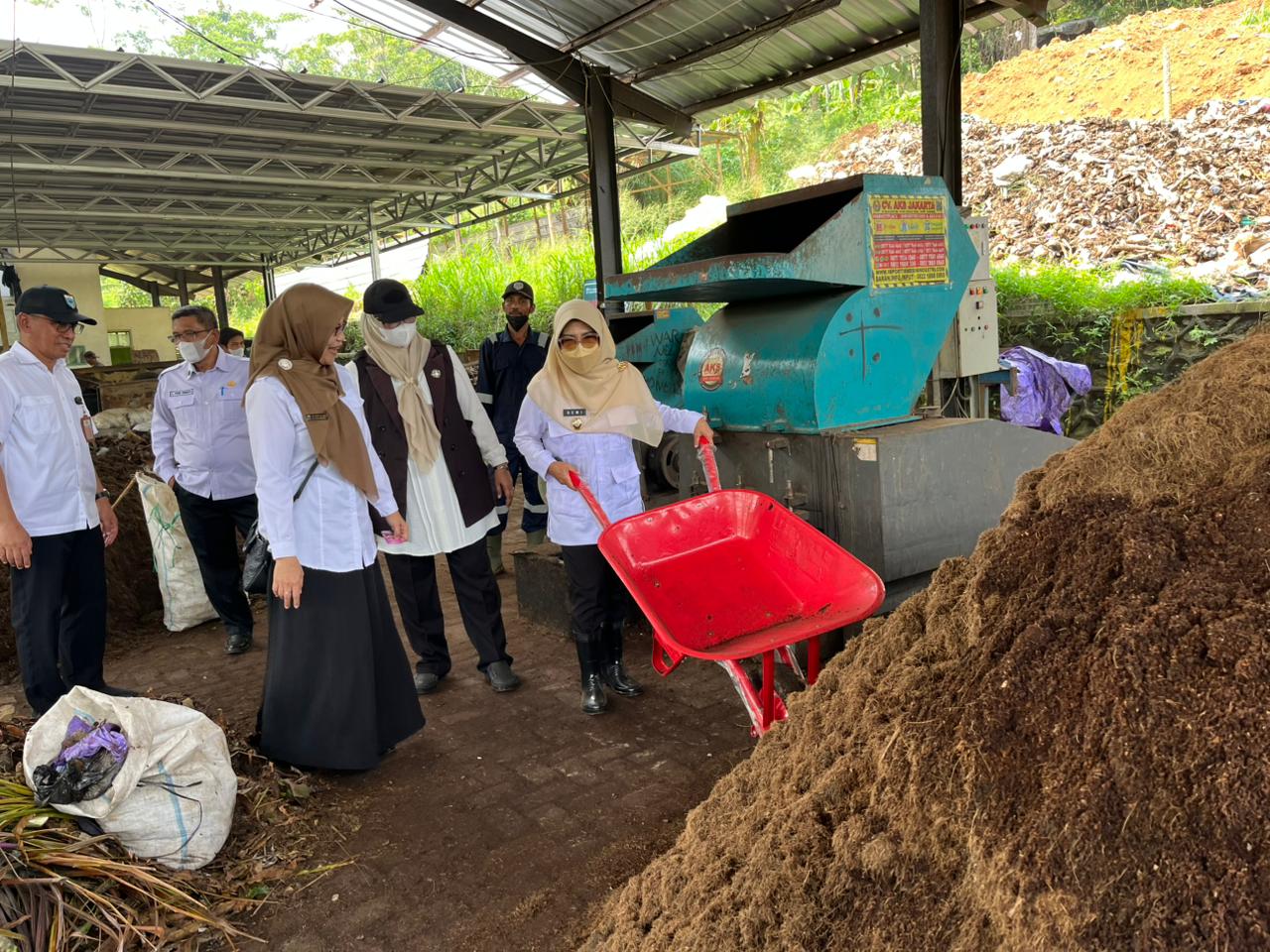 Tinjau TPA Bangkonol, Bupati Dewi Pastikan Pengelolaan Sesuai Regulasi Bupati Pandeglang, R. Dewi Setiani saat meninjau TPA Sampah Bangkonol di Kecamatan Koroncong, Rabu (7/5/2025.).(Istimewa)