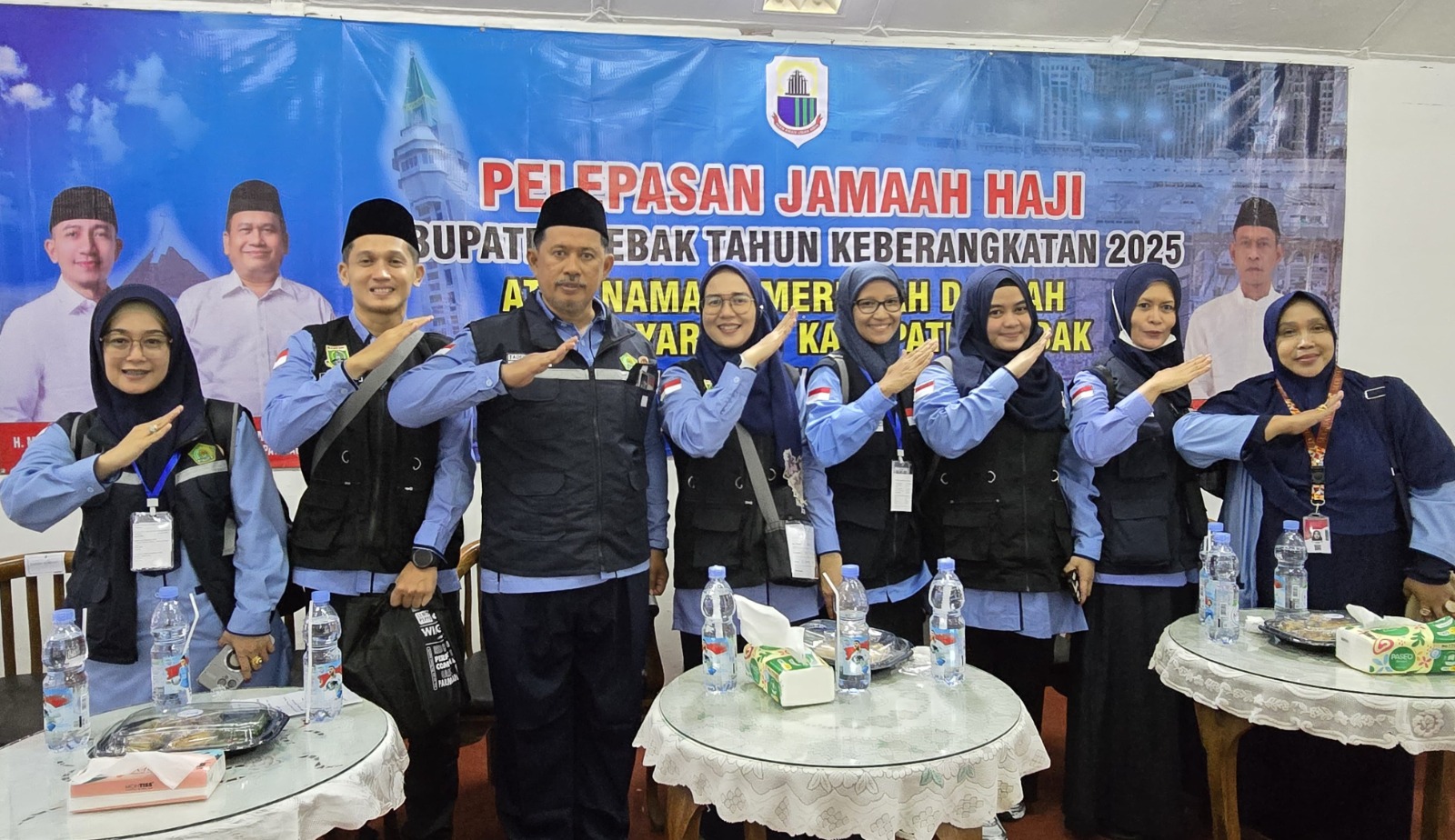 TKHI Lebak Fokus Jaga Kesehatan Jemaah Haji Tenaga Kesehatan Haji Indonesia (TKHI) Ns. Enah Nurjanah beserta petugas haji dalam Kloter 52 saat pelepasan jemaah haji di Pendopo Kabupaten Lebak, Jumat (23/5/2025). (Istimewa)